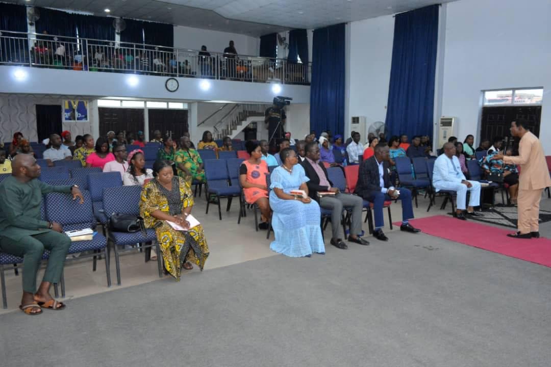 Wide angle of congregation during teaching with balcony